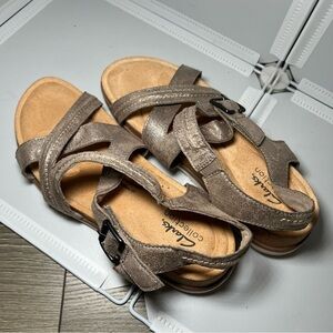 Clarks Women's Brynn Ave Flat Sandal Taupe Metallic Size 8.5 Comfort